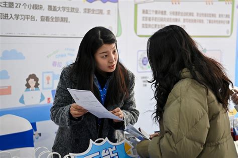 [图片]一块移动硬盘连接至电脑旁边有分类文件夹图标的示意图